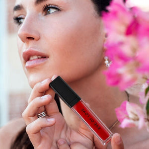 EYE OF LOVE - MATCHMAKER CRIMSON KISS BRILLO DE LABIOS ROJO CON EFECTO VOLUMINIZADOR Y FEROMONAS 8,5 ML