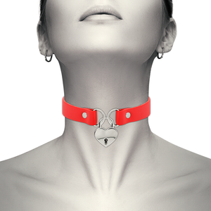 COQUETTE CHIC DESIRE - COLLAR DE PIEL VEGANA ROJA CON ACCESORIO DE CORAZÓN CON LLAVE
